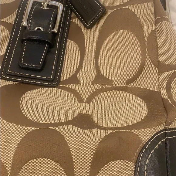 Authentic coach crossbody / shoulder bag